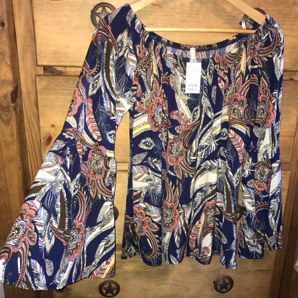 Compass bell sleeved top